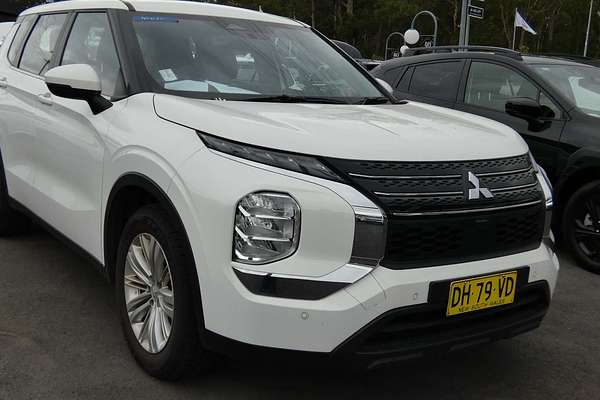 2023 Mitsubishi Outlander ES ZM