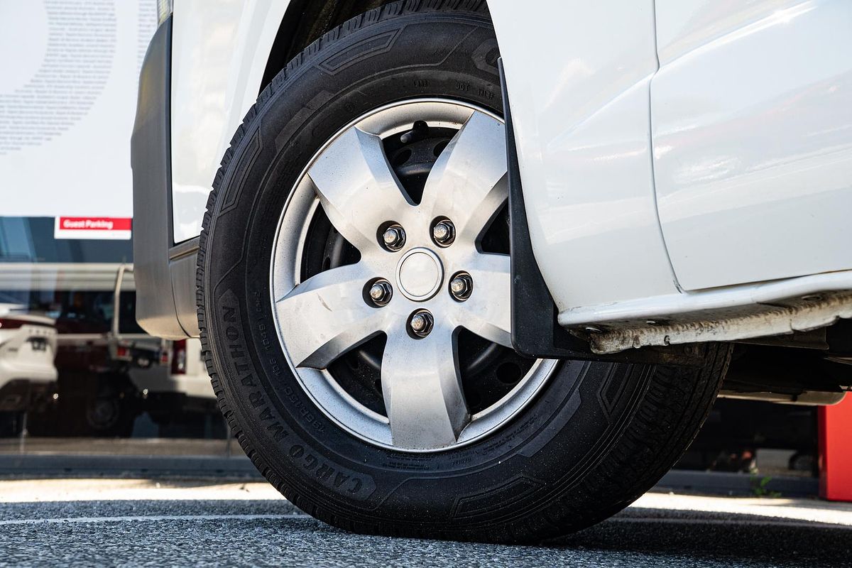 2013 Toyota Hiace Commuter TRH223R ELWB High Roof