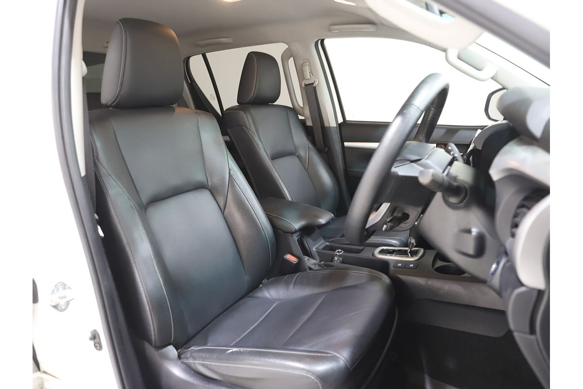 Hilux 4x4 SR5 2.8L T Diesel Automatic Double Cab 2L70350 001