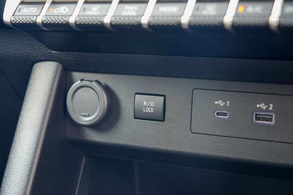 2025 Mitsubishi Triton GLX-R MV 4X4 thumb-13