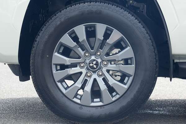 2025 Mitsubishi Triton GLS MV 4X4 thumb-4
