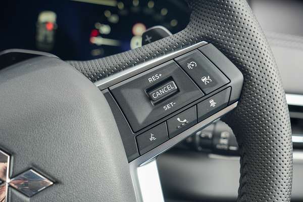 2025 Mitsubishi Outlander LS ZM thumb-14