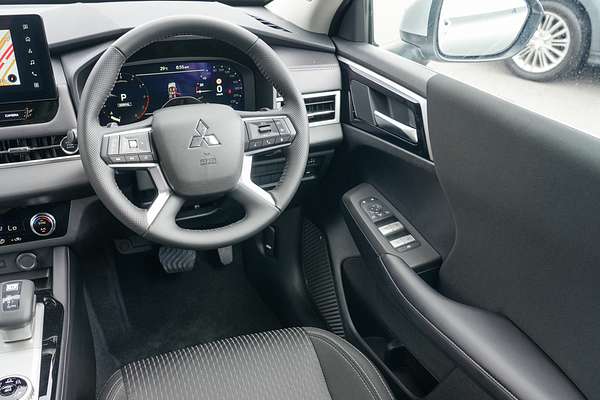 2025 Mitsubishi Outlander LS ZM thumb-17