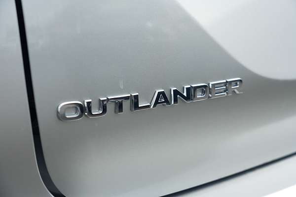 2025 Mitsubishi Outlander LS ZM thumb-19
