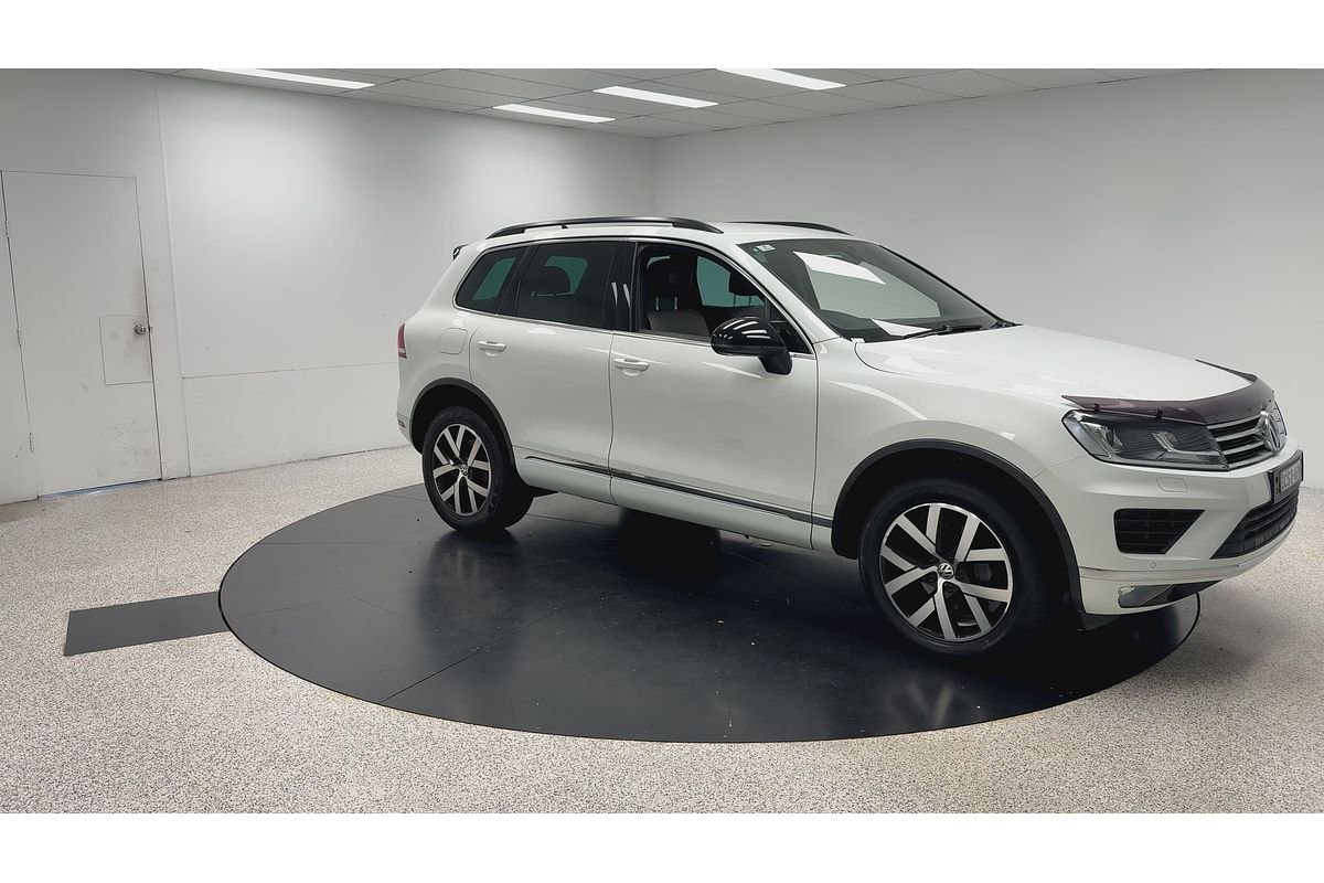 2017 Volkswagen Touareg Monochrome 7P