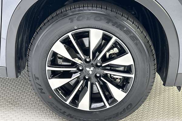 2025 Mitsubishi Outlander LS ZM thumb-9