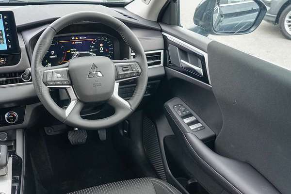 2025 Mitsubishi Outlander LS ZM thumb-17