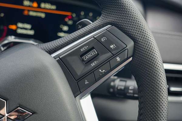 2025 Mitsubishi Outlander LS ZM thumb-14