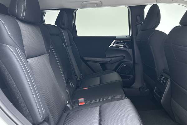 2025 Mitsubishi Outlander LS ZM thumb-11