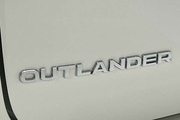 2025 Mitsubishi Outlander LS ZM thumb-21