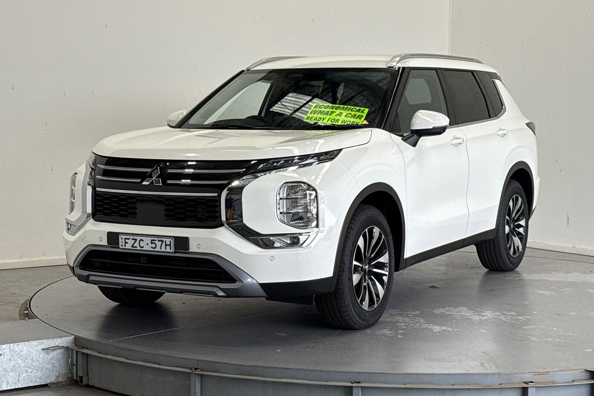 2025 Mitsubishi Outlander LS ZM