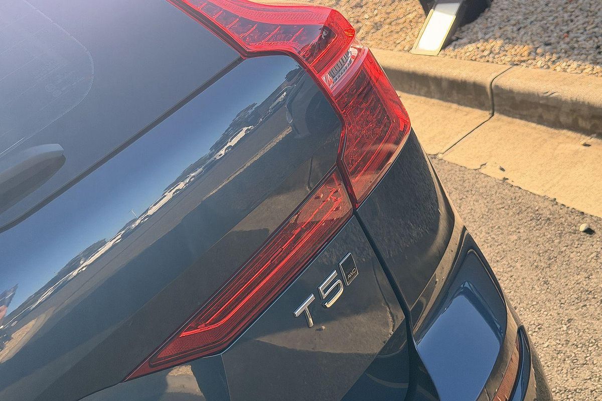 2021 Volvo XC60 T5 Momentum