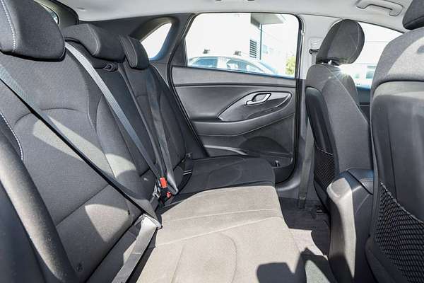 2017 Hyundai i30 Active PD thumb-8