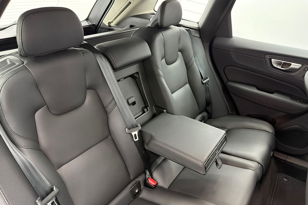 2023 Volvo XC60 Ultimate B6 Dark