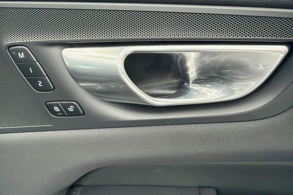 2023 Volvo XC60 Ultimate B6 Dark