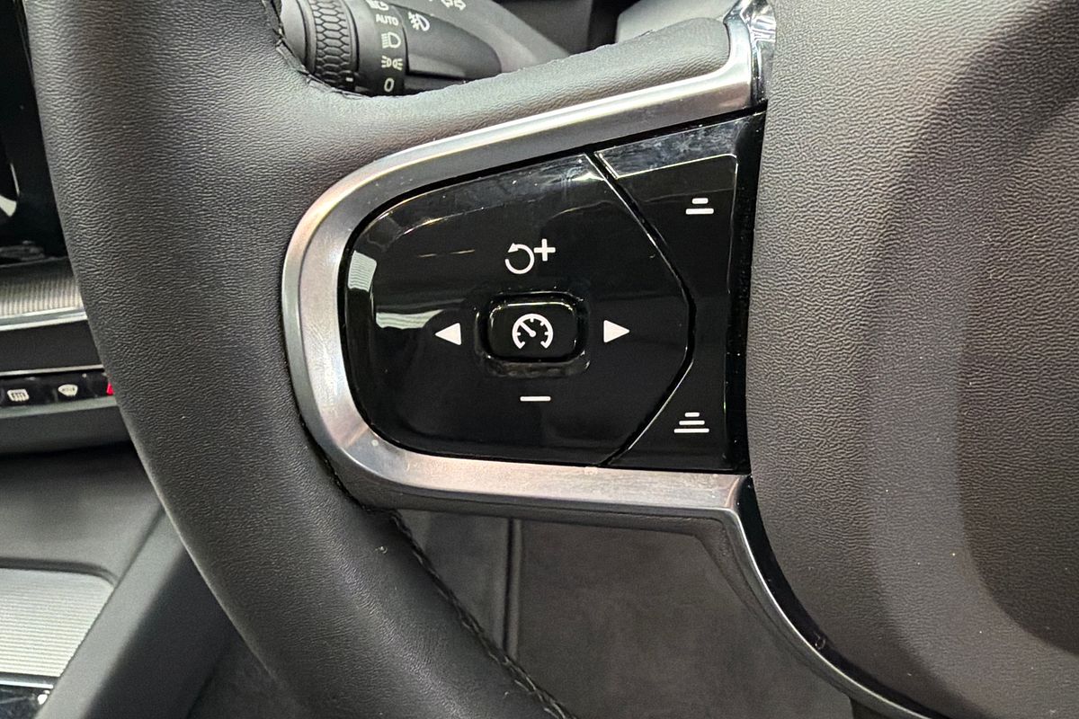 2023 Volvo XC60 Ultimate B6 Dark