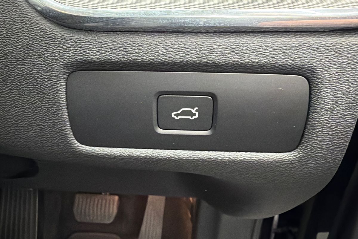 2023 Volvo XC60 Ultimate B6 Dark