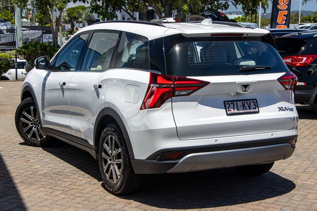 2024 Mahindra XUV700 AX7L