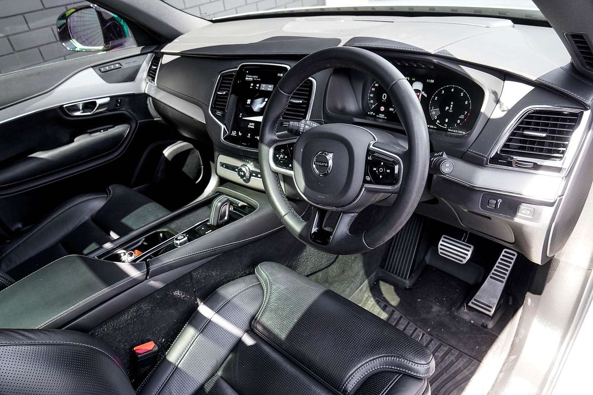 2022 Volvo XC90 B6 R-Design