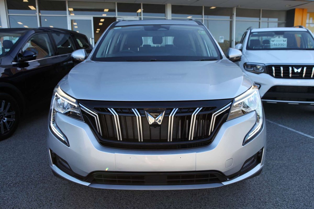 2025 Mahindra XUV700 AX7