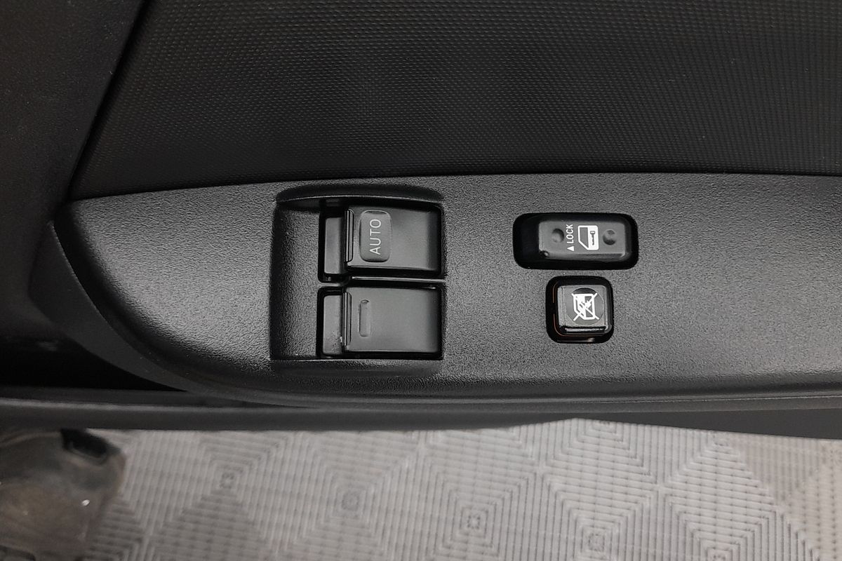 2018 Toyota Hiace Commuter KDH223R ELWB High Roof