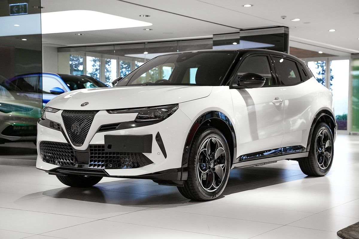 2025 Alfa Romeo Junior Ibrida