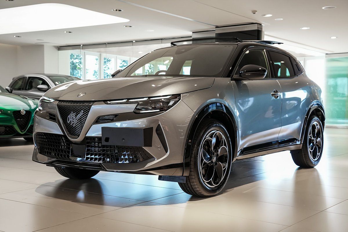 2025 Alfa Romeo Junior Ibrida Series 0