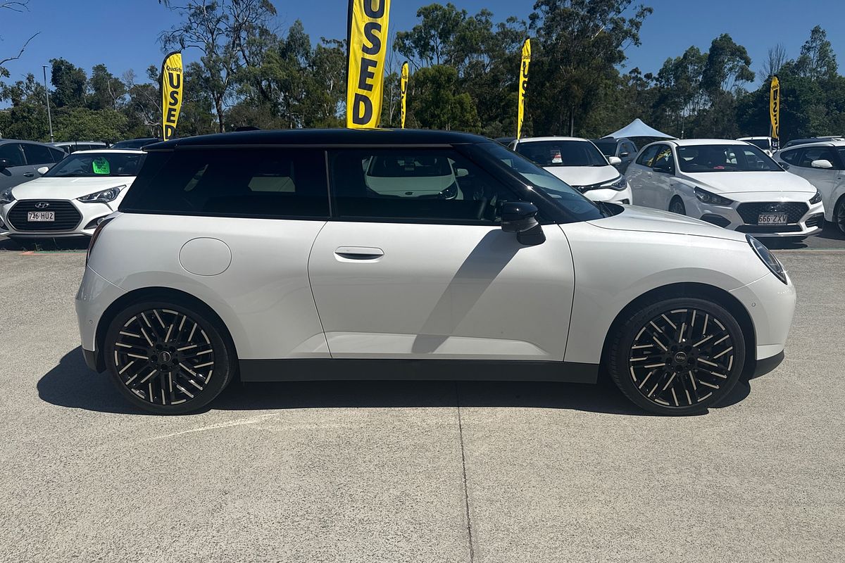 2024 MINI Cooper SE Favoured J01