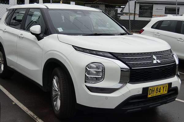 2023 Mitsubishi Outlander ES ZM