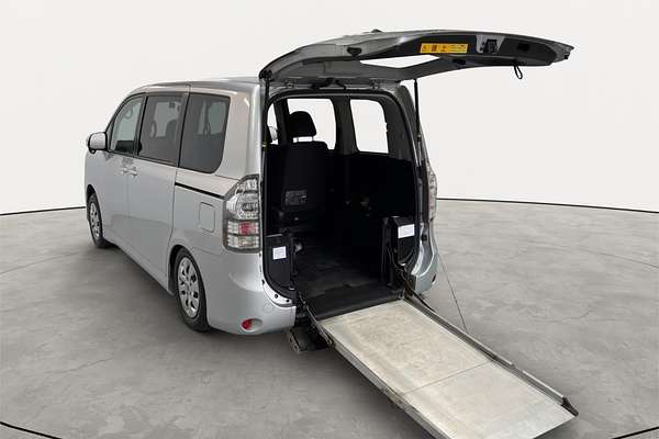 2011 Toyota Voxy Welcab