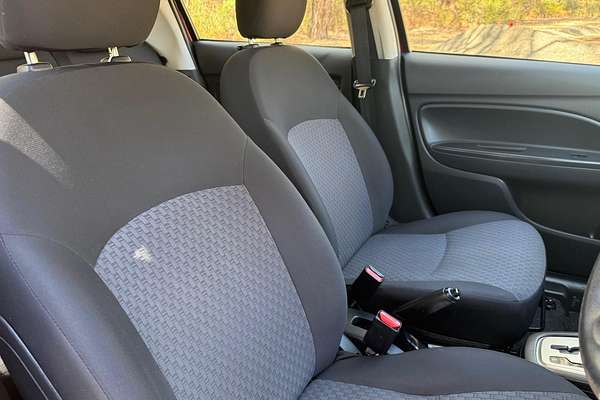 2019 Mitsubishi Mirage ES LA thumb-9