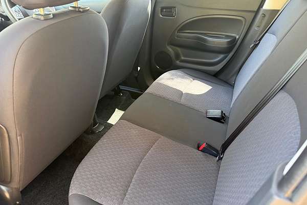 2019 Mitsubishi Mirage ES LA thumb-15