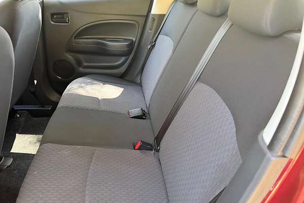 2019 Mitsubishi Mirage ES LA thumb-16