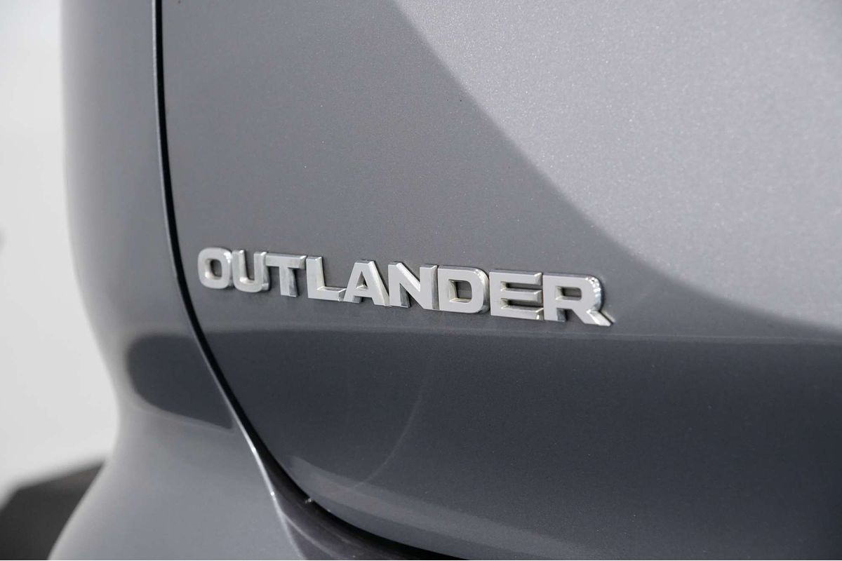 2023 Mitsubishi Outlander ES ZM