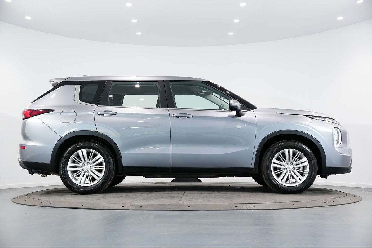 2023 Mitsubishi Outlander ES ZM