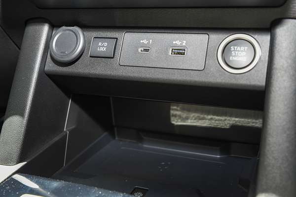 2025 Mitsubishi Triton GLS MV 4X4 thumb-12