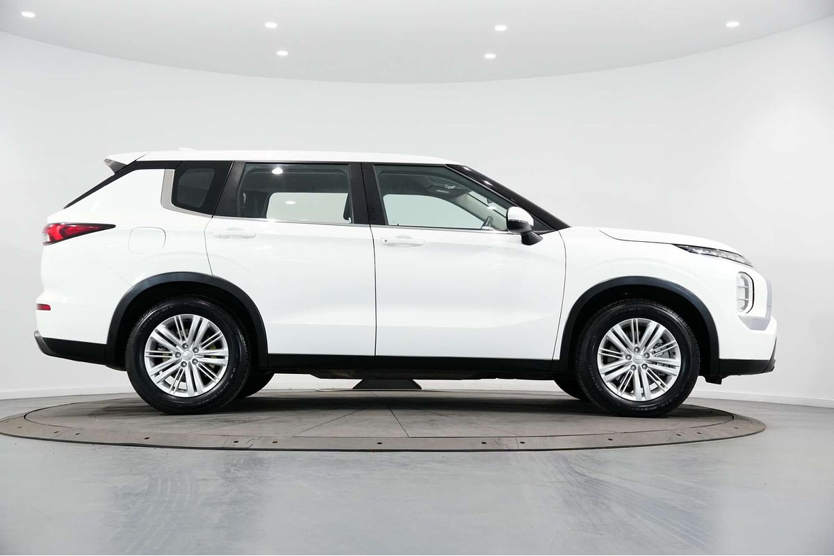 2023 Mitsubishi Outlander ES ZM