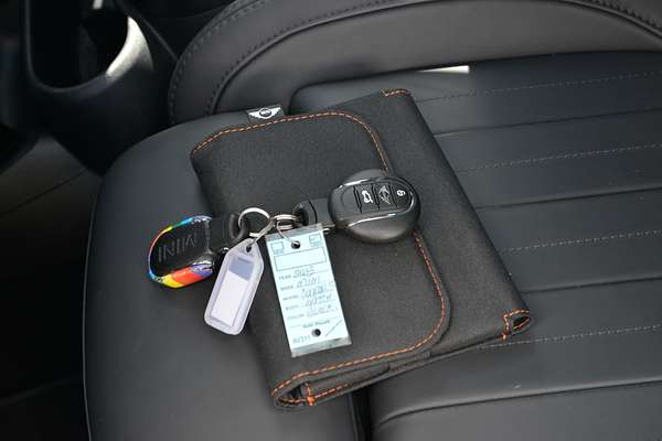 2023 MINI Hatch Cooper S MINI Yours F55 LCI-2 thumb-21