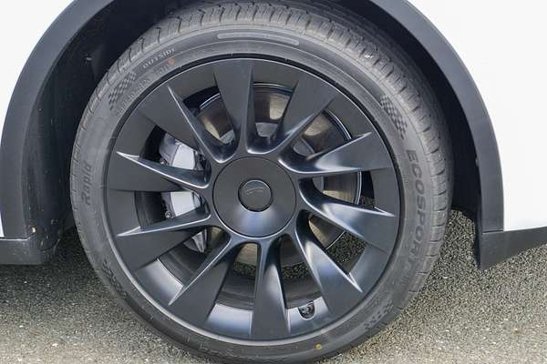 2023 Tesla Model Y Rear-Wheel Drive thumb-3