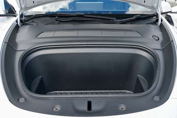 2023 Tesla Model Y Rear-Wheel Drive thumb-7