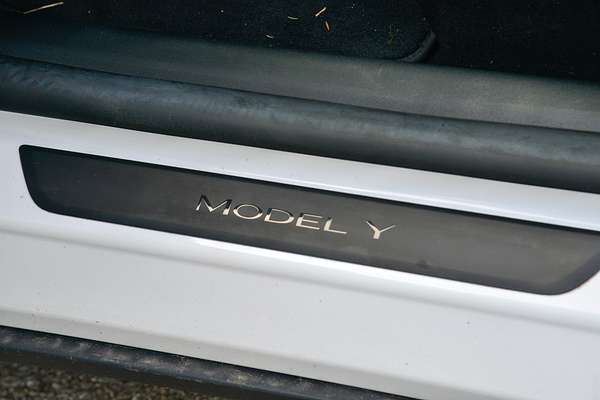 2023 Tesla Model Y Rear-Wheel Drive thumb-21