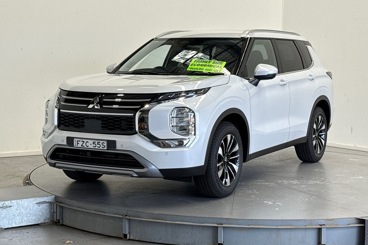 2025 Mitsubishi Outlander LS ZM