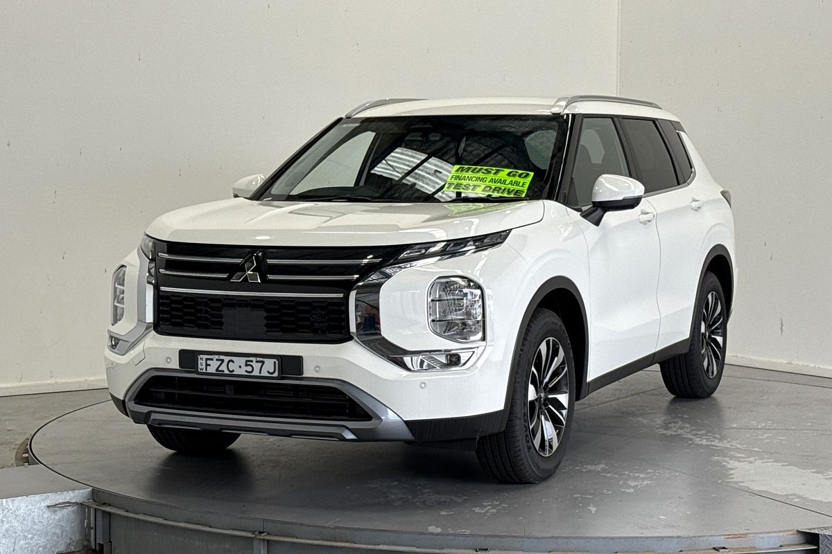 2025 Mitsubishi Outlander LS ZM