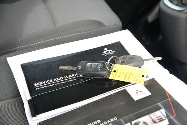 2022 Mitsubishi Express GLX SN SWB thumb-19