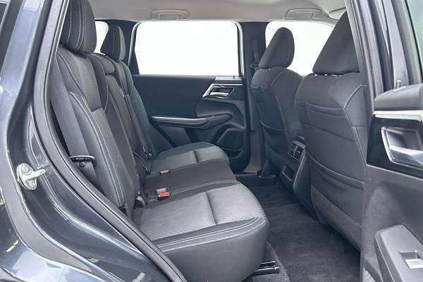 2023 Mitsubishi Outlander ES ZM thumb-11