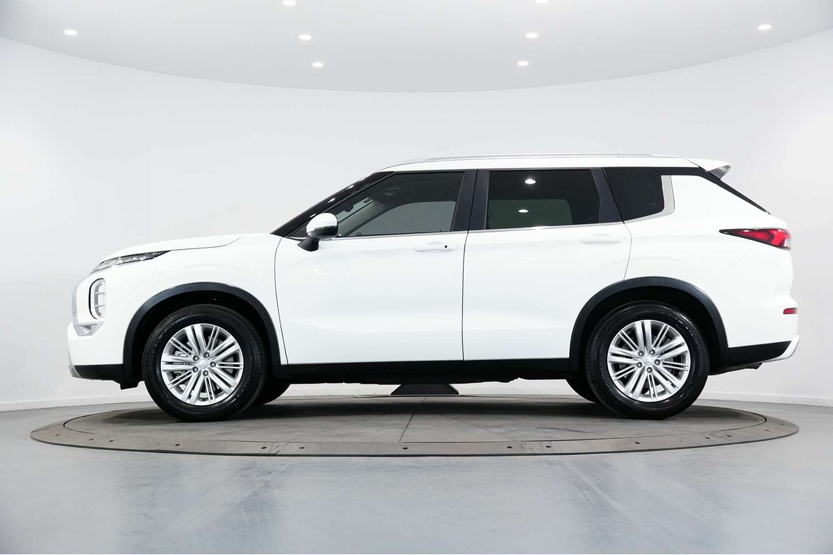 2024 Mitsubishi Outlander LS ZM