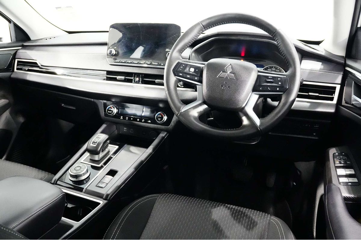 2024 Mitsubishi Outlander LS ZM