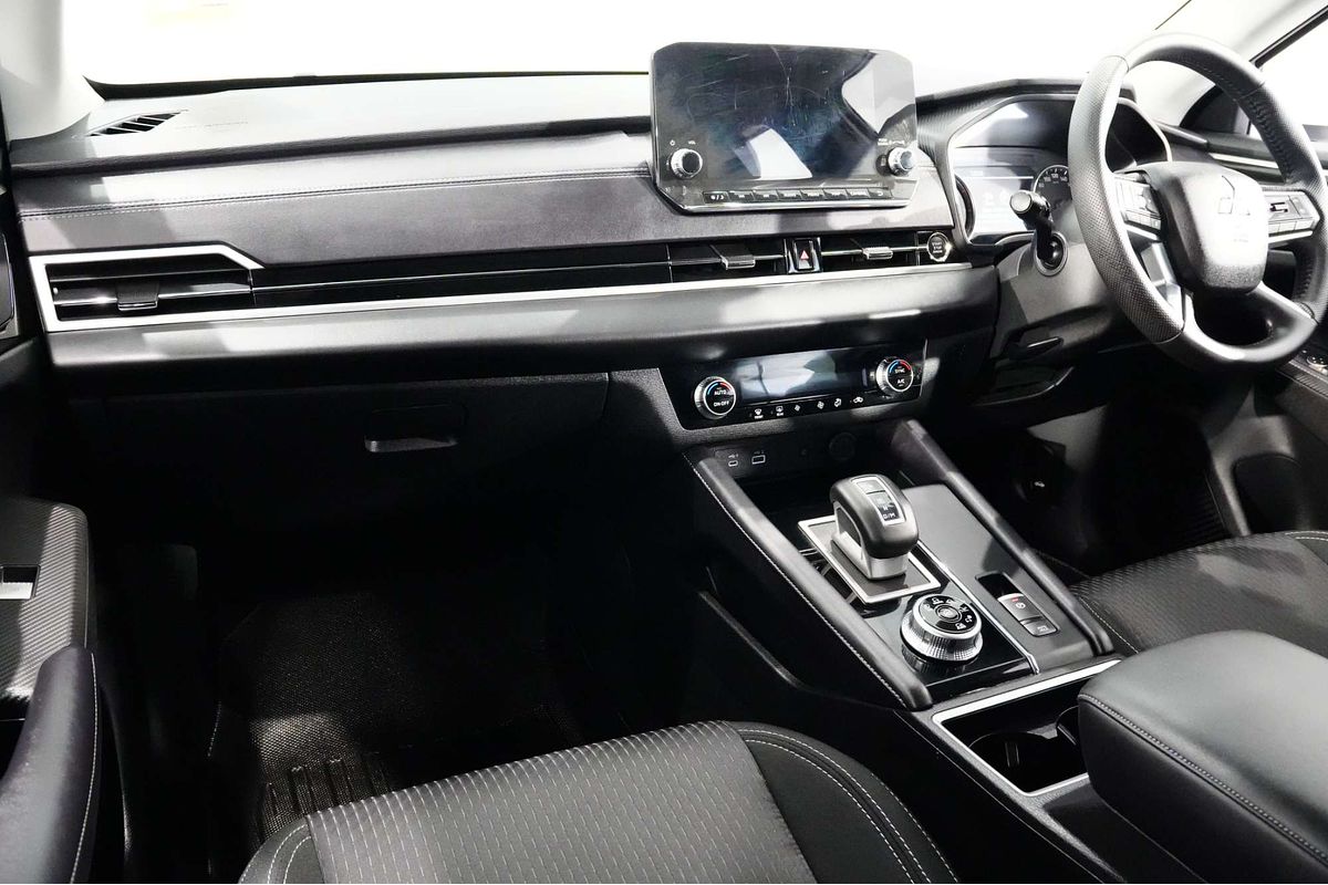 2024 Mitsubishi Outlander LS ZM