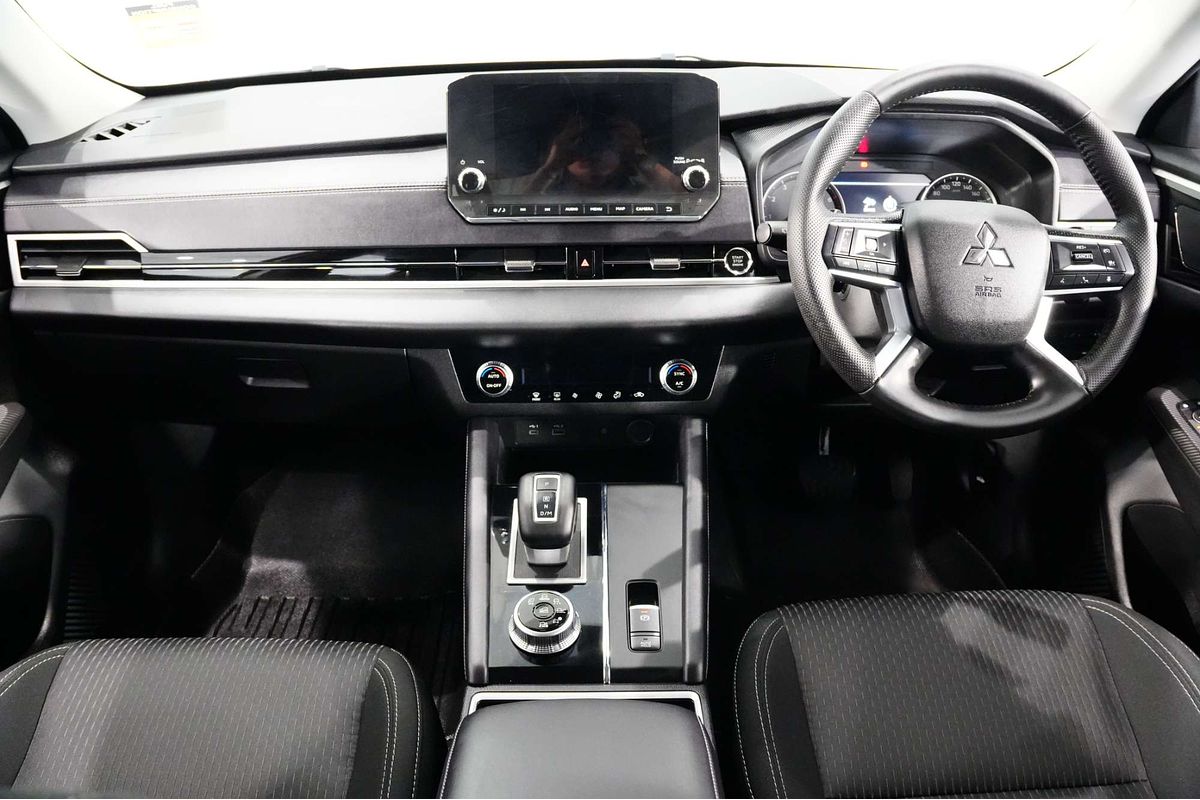 2024 Mitsubishi Outlander LS ZM