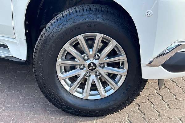 2016 Mitsubishi Pajero Sport Exceed QE thumb-2